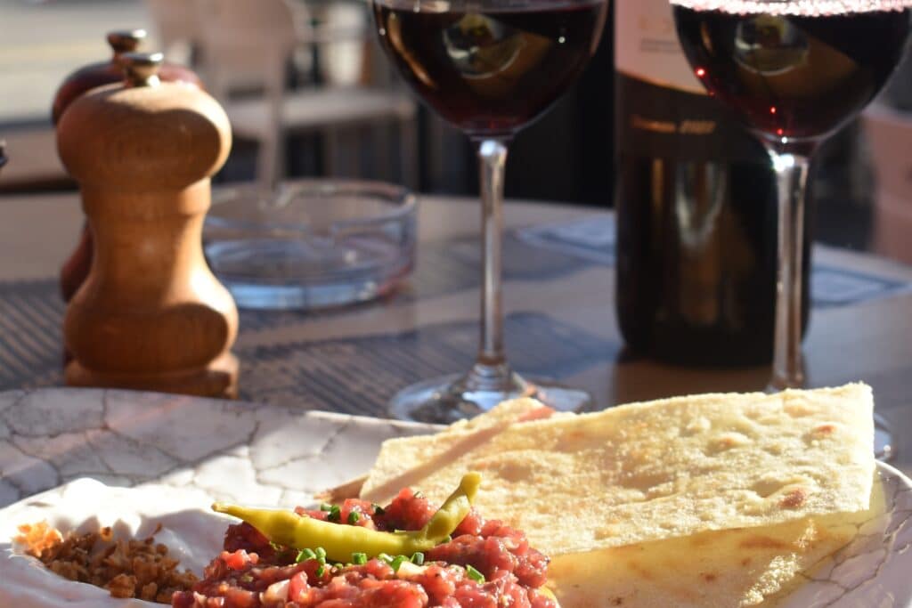 Vino y comida a la brasa en Barcelona_ descubre los mejores sitios